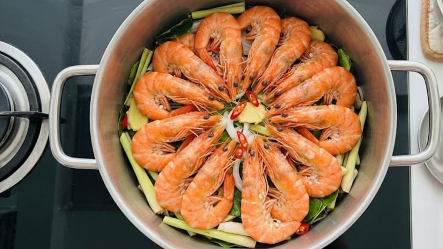Cách luộc tôm không cần nước rất dễ thực hiện, hương vị lại vô cùng thơm ngon, hấp dẫn.