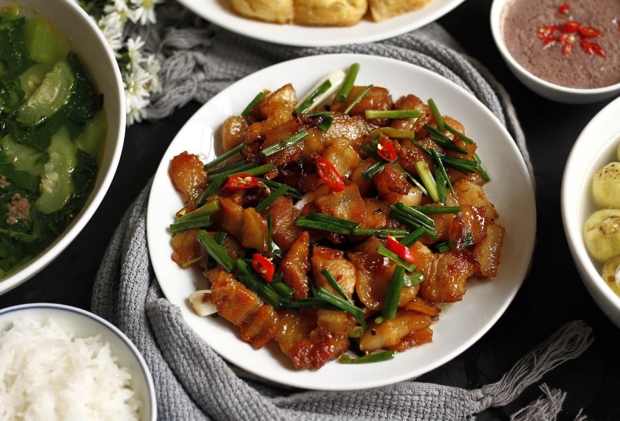 Muốn rang thịt cháy cạnh vàng ươm, thơm ngon, bí quyết nằm ở cách chọn thịt, sơ chế, điều chỉnh lửa và nêm gia vị đúng thời điểm. 
