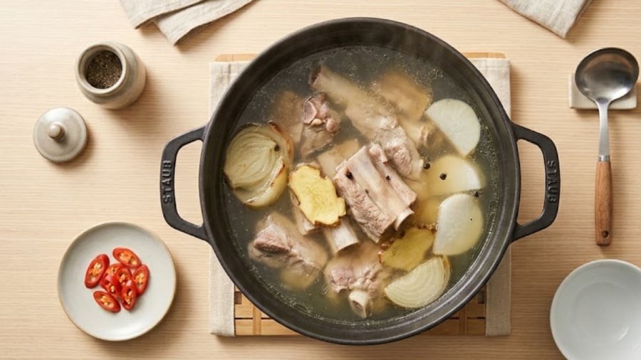 Nhiều người có thói quen cho muối vào nồi hầm xương ngay từ đầu. Tuy nhiên, không phải ai cũng biết việc này có thể khiến thành phẩm kém ngon.