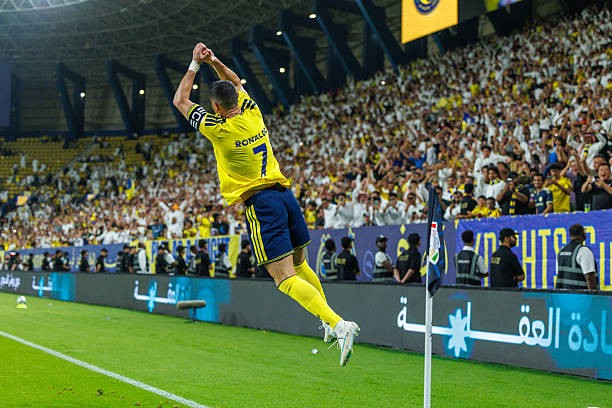 Màn ăn mừng SIU quen thuộc của Ronaldo. Ảnh: Abdullah Ahmed/Getty Images.