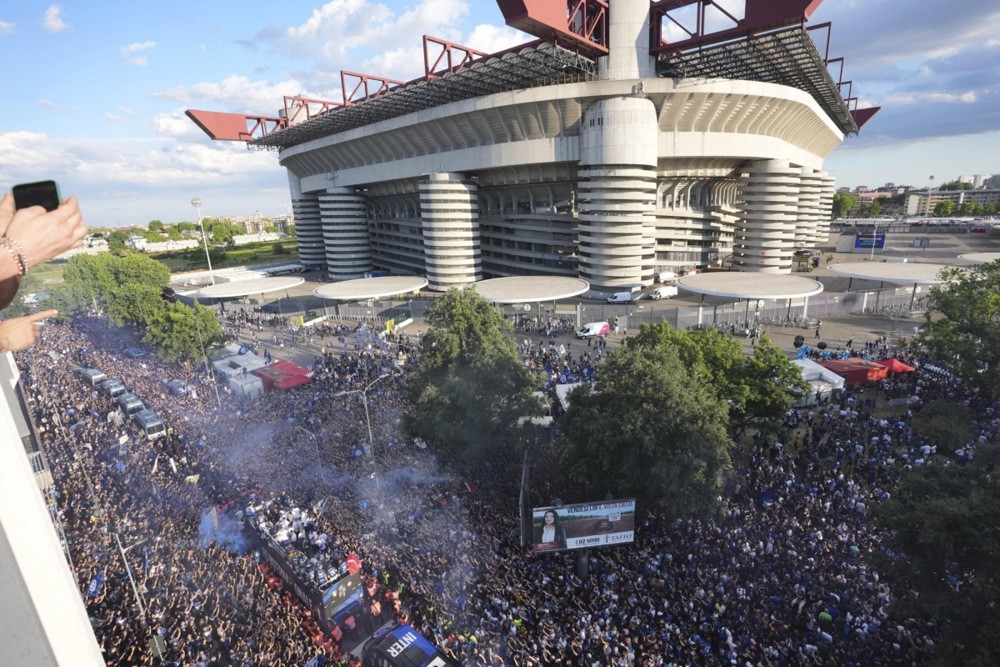 Inter ăn mừng chức vô địch bên ngoài sân San Siro. Ảnh: EPA.