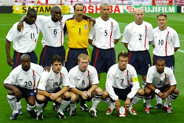 Beckham, Owen và Gerrard tạo nên bộ khung đầy tài năng. Ảnh: Gunnar Berning/Bongarts/Getty Images. 