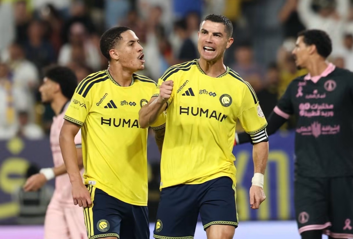 CR7 hài lòng với màn trình diễn của tập thể. Ảnh: Facebook nhân vật. 