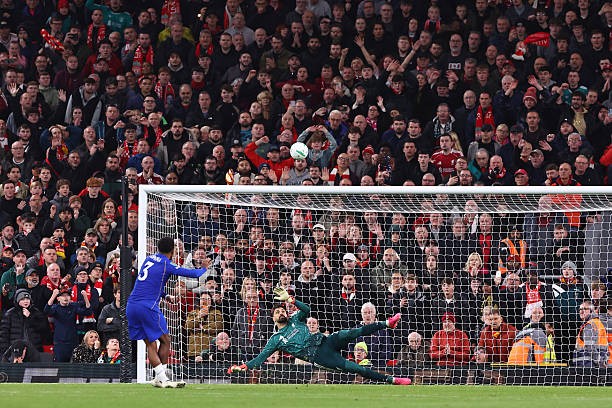 Wesley Fofana đá luân lưu vọt xà ở trận đấu với Liverpool. Ảnh: Robbie Jay Barratt/Getty Images