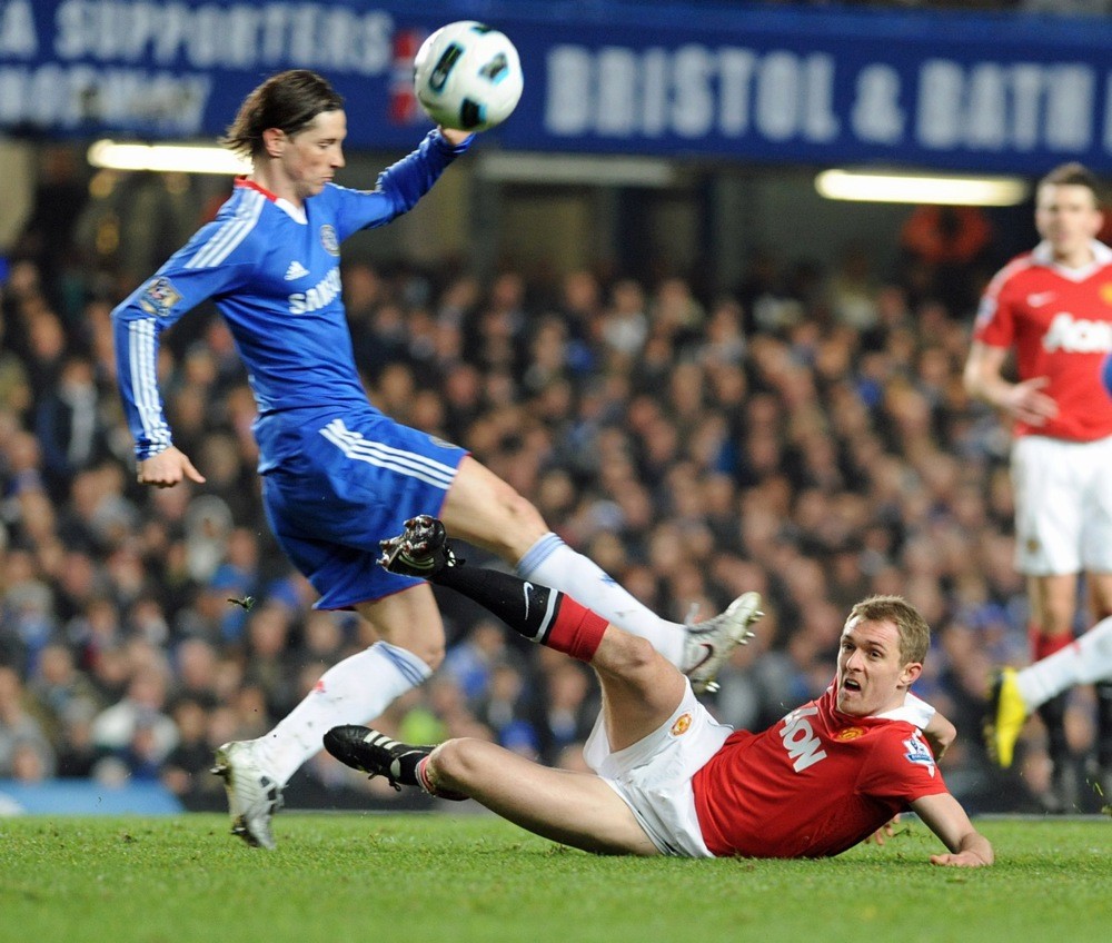 Cuộc đại chiến giữa MU và Chelsea gợi lại nhiều ký ức cho NHM. Ảnh: EPA.