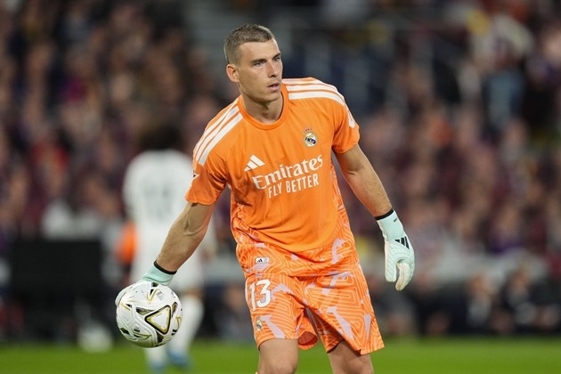 Andriy Lunin tỏa sáng trong trận đấu với Barcelona. Ảnh: EPA/SIU WU