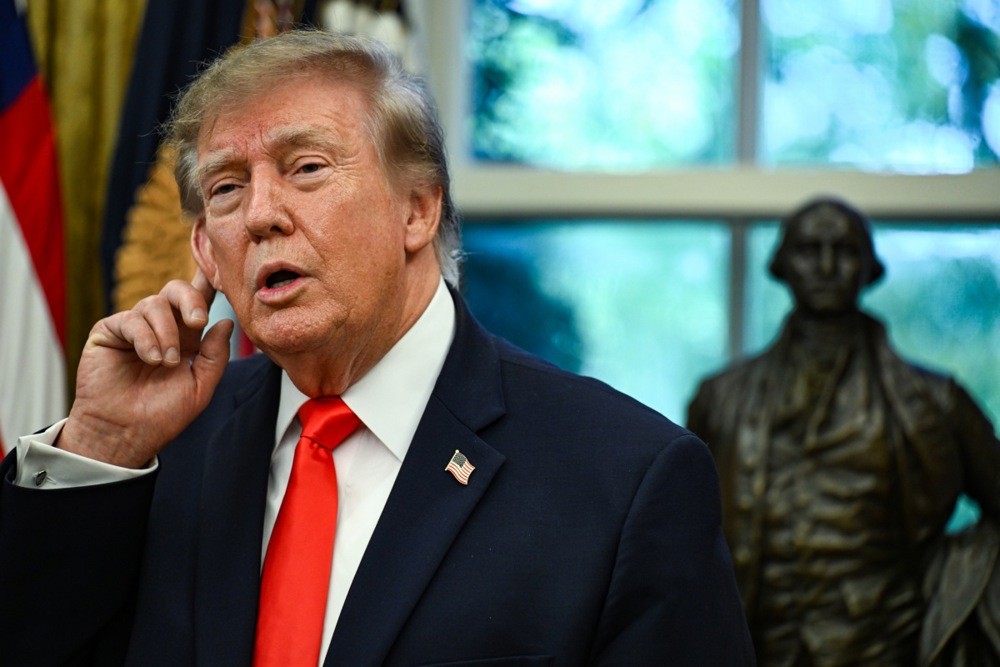 Tổng thống Donald Trump được giám đốc MU ủng hộ. Ảnh: EPA.