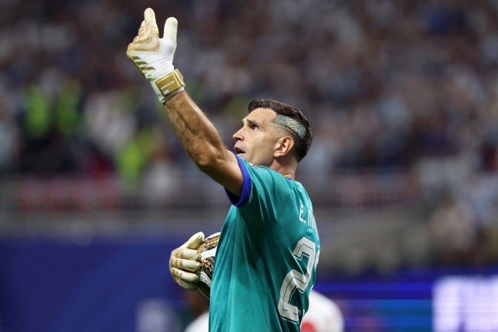 Emiliano Martinez nén đau để thi đấu tại World Cup 2026. Ảnh: EPA/Olga Fedorova.