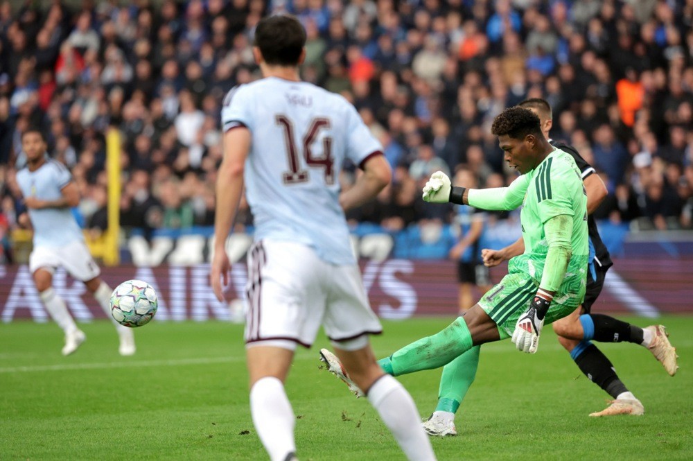 Zion Suzuki hòa nhập nhanh ở Aston Villa. Ảnh: EPA.