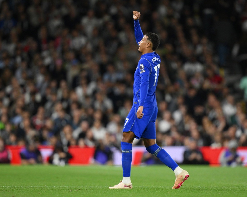 Vừa trở lại sau hiệp 2, Morgan Rogers đã có pha đi bóng đẹp mắt, xuyên phá thẳng vào hàng phòng ngự Manchester United trước khi dứt điểm tinh tế, đánh bại thủ thành Senne Lammens để mở tỷ số cho Chelsea. Ảnh: EPA.