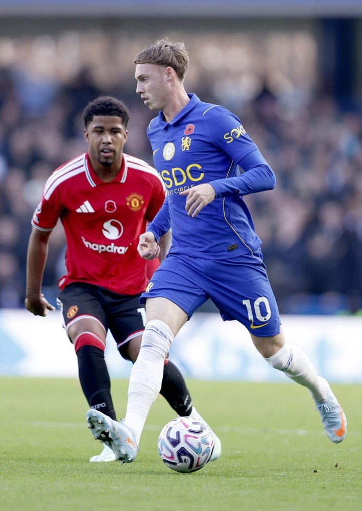 Trên chấm 11m, Cole Palmer không mắc sai lầm nào để nâng tỷ số lên 2-0 cho Chelsea. Một thắng lợi đang đến rất gần với The Blues khi họ đang dẫn trước 2 bàn và còn có lợi thế thi đấu hơn người. Ảnh: EPA.