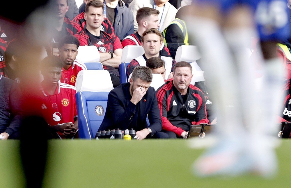 Tương lai của HLV Michael Carrick đang vô cùng mờ mịt sau thất bại trước Chelsea. Ảnh: EPA/David Cliff.