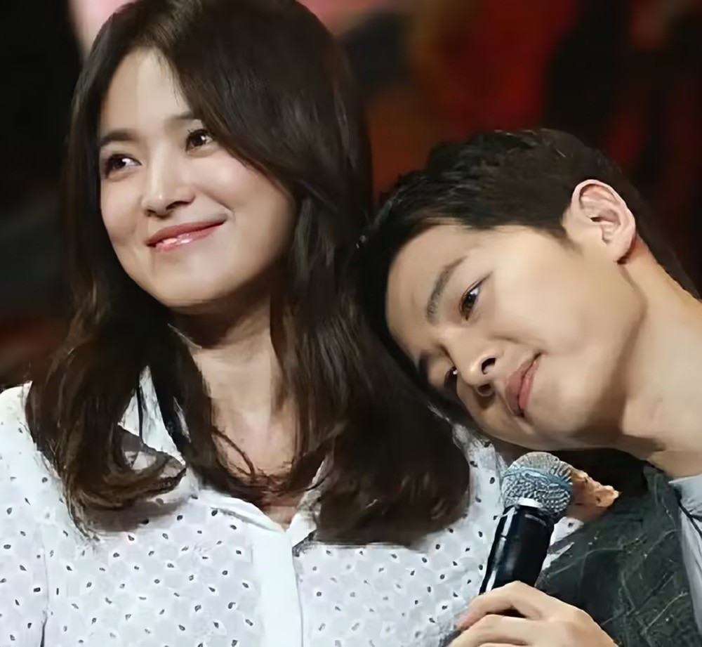 song-joong-ki-song-hye-kyo-ai-sai-4-1677470239.jpg