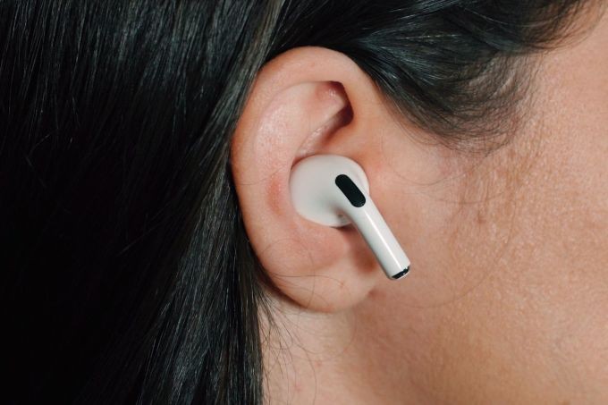 airpods-1-1678681399.jpg