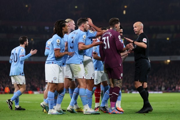 manchester-city-players-confront-referee-796199113-1679473209.jpg