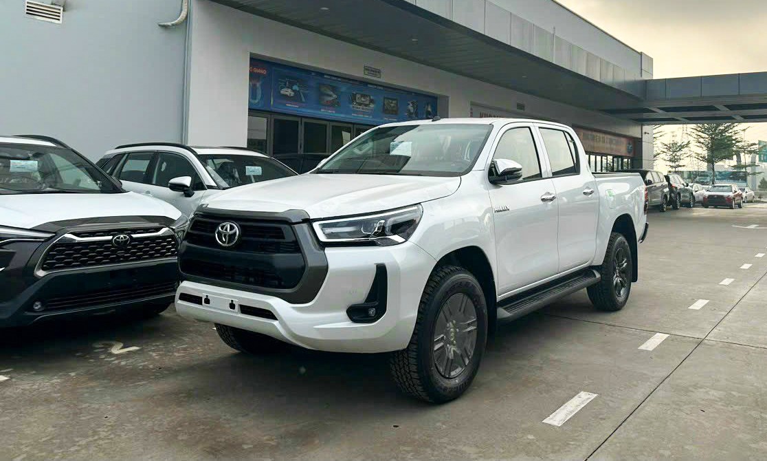 Toyota Hilux 2023 tại đại lý