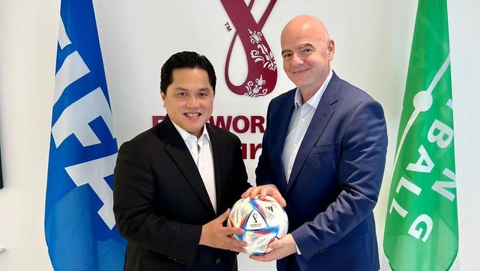 menteri-bumn-erick-thohir-bersama-presiden-fifa-dok-istimewa-169-1679972715.jpeg