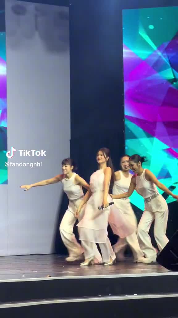 lau-lau-moi-di-hat-tro-lai-ong-cao-thang-lai-khong-hieu-y-dong-nhi-1677554641.mp4