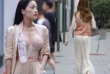 Hội chị em vô tư mặc bó sát, "có như không" xuống phố khiến người đi đường "nhức mắt", đổi ngay kiểu này để sang hơn