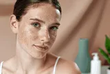 Bước skincare nhiều người duy trì hằng tuần nhưng có thể khiến da lão hóa nhanh nếu thực hiện sai cách