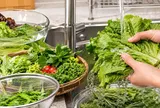 Có nên ngâm rau rồi mới rửa hay rửa luôn?