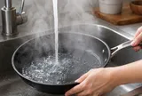 Vì sao nấu ăn xong không được thả ngay nồi, chảo vào nước lạnh?