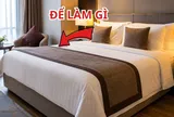 Vì sao trên giường khách sạn luôn có thêm tấm vải trải ngang khác màu?