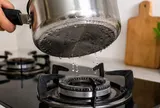 Vì sao tuyệt đối không đặt nồi chảo còn ướt đáy lên bếp gas?