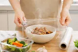 Có nên bọc màng bọc thực phẩm khi thức ăn còn nóng?