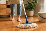 Có nên lau nhà bằng nước nóng? Không phải sàn nào cũng phù hợp, dùng sai dễ "phản tác dụng"