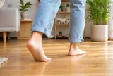 Đi chân đất trong nhà có lợi hay hại? Câu trả lời phụ thuộc vào loại sàn và sức khỏe của bạn