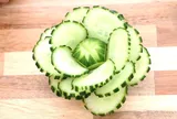 Mẹo lăn dưa chuột lạnh mỗi sáng để làm dịu da và hỗ trợ se khít lỗ chân lông