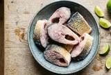 Mẹo rã đông cá nhanh, thịt cá không bị tanh, bở