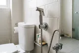 Vì sao bác sĩ khuyên nên dùng vòi xịt thay vì giấy vệ sinh?