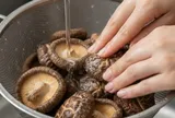 Rửa nấm hương khô dùng nước nóng hay lạnh mới chuẩn? Không ngờ đến giờ tôi mới biết cách làm chuẩn