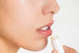 4 thói quen nhiều người mắc phải khiến môi ngày càng thâm, khô nứt dù chăm dùng son dưỡng