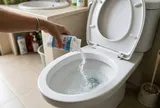 Bất ngờ lý do nhiều người đua nhau đổ muối vào bồn cầu: Mẹo cực hay giải quyết ngay vấn đề nhức nhối!