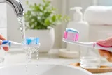 Có nên làm ướt bàn chải trước khi đánh răng?