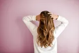 Tóc xoăn luôn khô xơ? Áp dụng 4 cách cấp ẩm đúng để mái tóc mềm mượt và vào nếp hơn