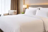 Vì sao khách sạn luôn dùng ga trải giường màu trắng mà không phải đỏ, vàng, họa tiết?