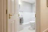 Cửa nhà vệ sinh nên mở kiểu nào mới đúng: Mở vào trong hay ra ngoài? Kiến trúc sư trả lời