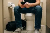Vì sao không nên vừa đi vệ sinh vừa dùng điện thoại?