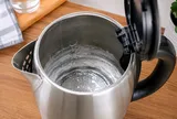 Ấm siêu tốc có cặn trắng có nguy hiểm không?