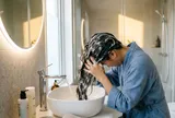 Gội đầu vào buổi sáng hay buổi tối để giảm rụng tóc?