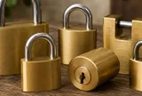 Vì sao hầu hết ổ khóa đều bằng đồng vàng?