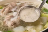 Bọt nổi khi nấu canh là gì? Có phải cứ hớt bỏ là đúng?