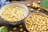 Hạt sen muốn bở bùi mà ngâm nước lạnh là sai, làm theo cách này hạt mềm nhanh, thơm ngon hơn