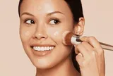 Lỗ chân lông to vẫn có thể “tàng hình” nhờ vài mẹo trang điểm đơn giản