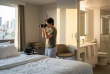 Vì sao du khách nên rút điện thoại chụp ảnh ngay khi vừa bước vào phòng khách sạn?