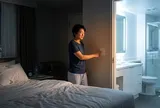 Vì sao nên bật đèn nhà vệ sinh xuyên đêm khi ngủ ở khách sạn?